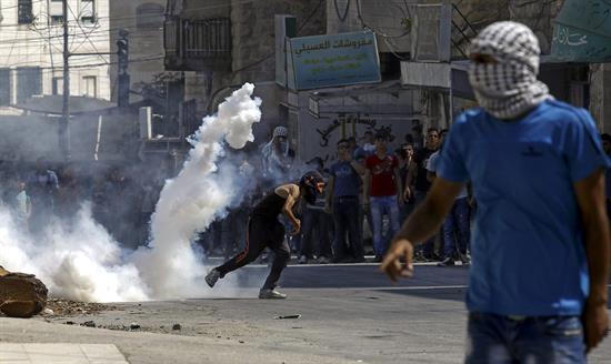Heridos dos policías israelíes en disturbios con palestinos durante la noche