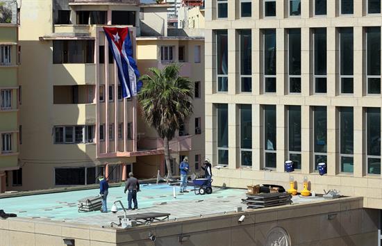 Embajada de EEUU ya luce cartel con su nombre a la espera de izar la bandera