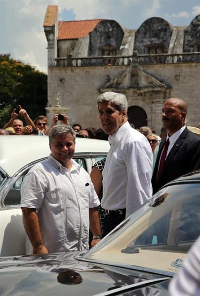Kerry se reúne con disidentes y reclama avances en derechos humanos en Cuba