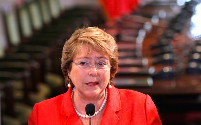 Coletazo político de la crisis en China: Bachelet convoca a consejo de gabinete para este lunes