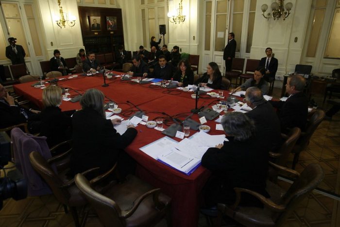 Diputados acuerdan reponer cláusula que establece delito de colusión y fijan penas de cárcel de entre 5 a 10 años