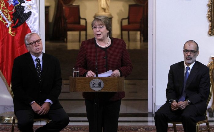 Entrevista de Bachelet pone paños fríos a visión de que nombrar a Rodrigo Valdés y Jorge Burgos fue un giro al centro