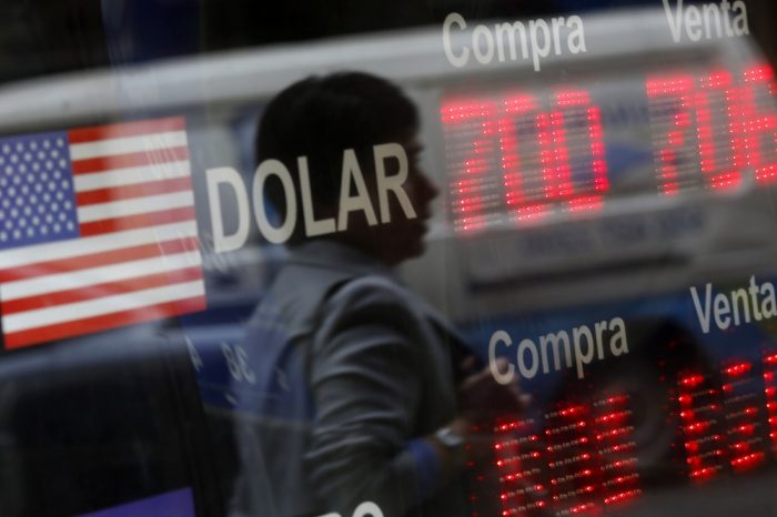 El dólar se vuelve a encaminar hacia los $700 por temores de la guerra comercial