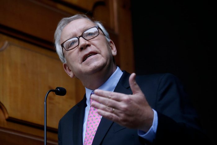 Burgos rechaza “victimización” de Huenchumilla ante críticas por su salida
