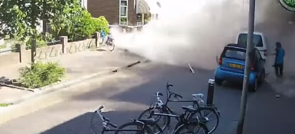 [Video] Una cámara de seguridad registró la caída de una grúa en medio de una ciudad en los Países Bajos