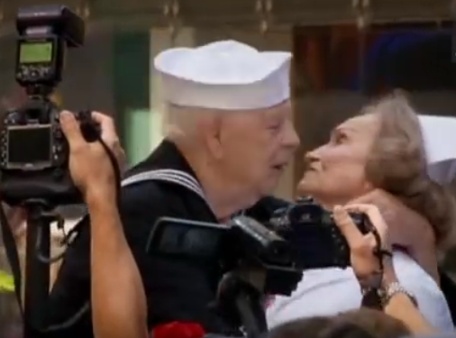 [Video] Parejas recrean el beso de la Victoria en Times Square