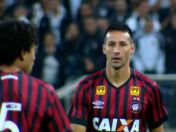 Ex colocolino Vilches salvó al Paranense en Brasil
