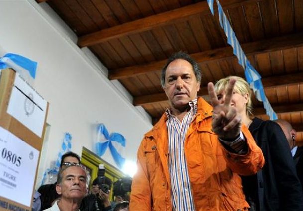Kirchnerismo saca cuentas alegres: Scioli triunfa en primarias y se posiciona para presidenciales en Argentina