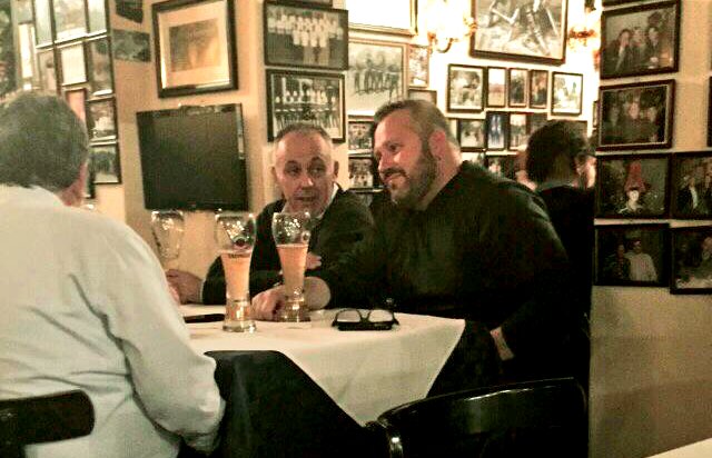 [Foto] Publican imagen de Dávalos en restaurante “histórico militar” recargado de imágenes de Augusto Pinochet