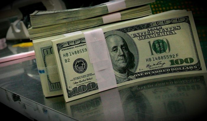 El dólar va como la espuma y se acerca a los $700 tras compra de las AFP