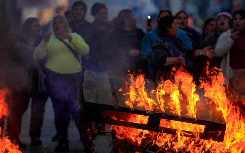 14 de Agosto del 2015/ CONCEPCION Comerciantes ilegales de calle Caupolicán en Concepción mantuvieron cortado el tránsito a la altura de Maipú, instalando barricadas. Tras unos minutos de manifestación, accedieron a dialogar y deponer la acción. FOTO:JUAN GONZALEZ/AGENCIAUNO
