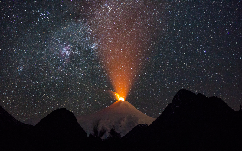 14 de Agosto de 2015/PUCON  El volcán Villarrica nuevamente ha demostrado   signos de actividad en su crater luego de que desde hace dias  comenzara a ser visible una intensa incandescencia nocturna. FOTO:DAVID CORTES SEREY/AGENCIAUNO.