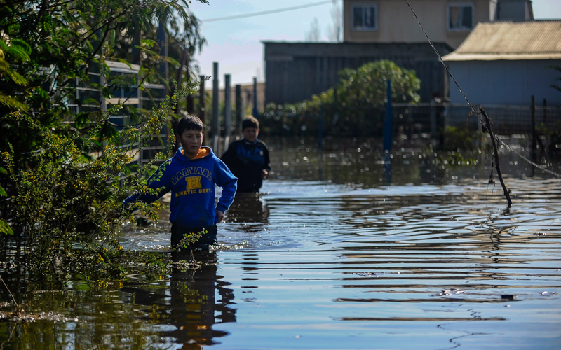 10  Agosto de 2015 /VALPARAISO  Dos Niños Pasan por las Viviendas inundadas en el camino la playa de Laguna Verde donde entro el Mar  después del frente de lluvias y viento que afectó a la zona centro sur del País.  FOTO : PABLO OVALLE ISASMENDI / AGENCIAUNO