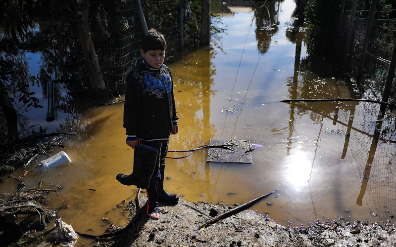 10  Agosto de 2015 /VALPARAISO  Un niño preocupado por su Vivienda inundada en el camino la playa de Laguna Verde donde entro el Mar  después del frente de lluvias y viento que afectó a la zona centro sur del País.  FOTO : PABLO OVALLE ISASMENDI / AGENCIAUNO
