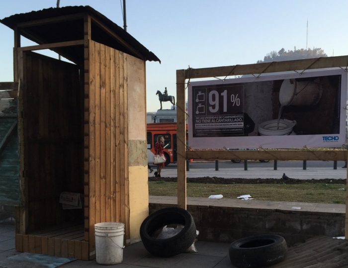 TECHO-Chile instala letrina en plena Plaza Italia