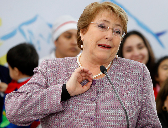 Bachelet dijo que movilización de los camioneros marcó «una jornada difícil» y llamó a enfrentar los conflictos con diálogo
