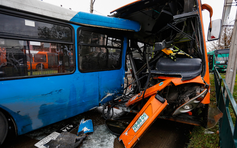 05 de Agosto de 2015 / SANTIAGO Un micro bus del transantiago quedo con todo su frotis destrozado luego del choque que involucró a 3 buses del transporte público en  las intersecciones de Av, Gladys Marín con calle curacavi en la comuna de Estación Central, resultando 18 personas lesionas    FOTO:FRANCISCO FLORES SEGUEL/AGENCIAUNO