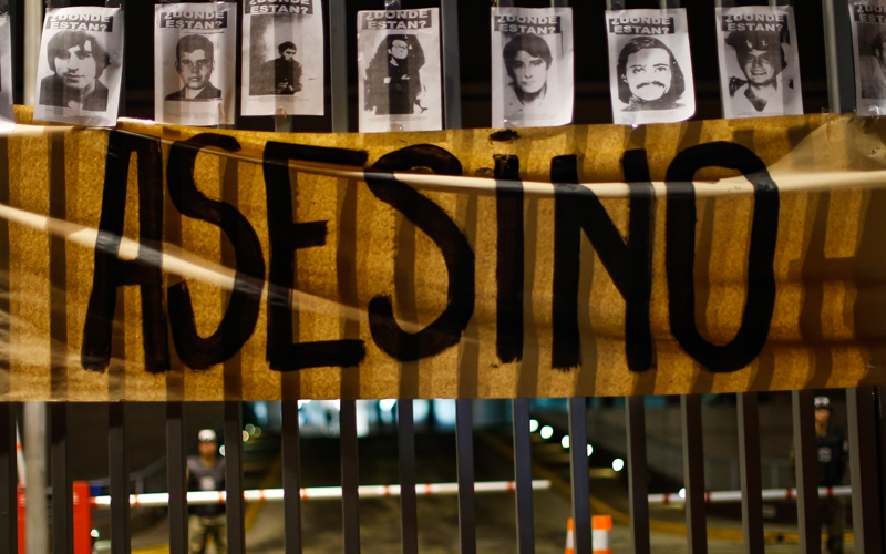 07 AGOSTO 2015/SANTIAGO Esta noche fallecio el ex director de la Dina Manuel Contreras en el Hiospital Militar a los 86 años de edad, en la afueras gente celebra la noticia. FOTO MARIO DAVILA/AGENCIAUNO