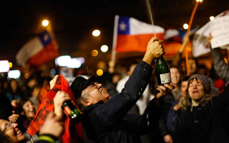 07 AGOSTO 2015/SANTIAGO Esta noche fallecio el ex director de la Dina Manuel Contreras en el Hiospital Militar a los 86 años de edad, en la afueras gente celebra la noticia. FOTO MARIO DAVILA/AGENCIAUNO