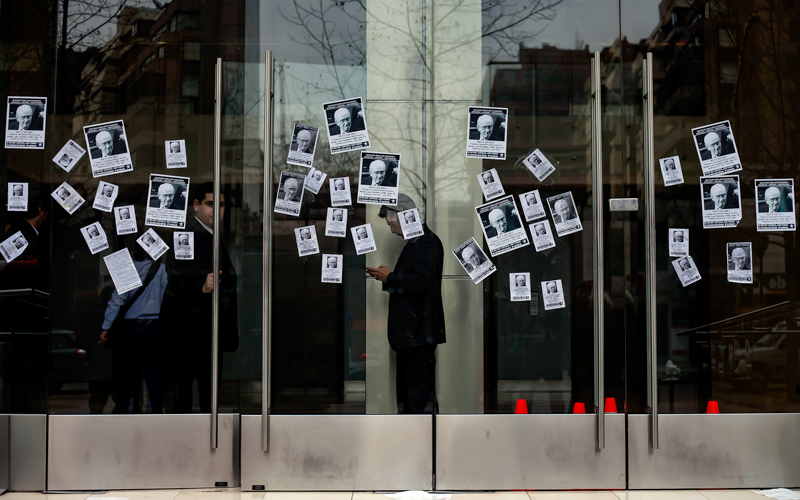 03 de Agosto de 2015 / SANTIAGO  La agrupación Comisión Funa ,realizo una  acción de funa  en contra del ex Vicecomandente en Jefe del Ejercito, Santiago Sinclair Oyanedel,frente a las oficinas donde trabaja ubicadas en Avenida Apoquindo.  FOTO:FERNANDO LAVOZ/AGENCIAUNO
