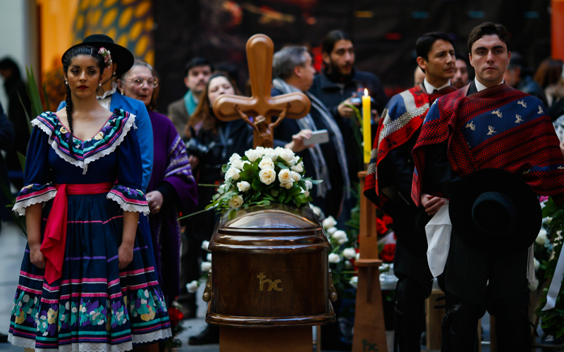 04 de Agosto de 2015/SANTIAGO Vista del ataud durante el velorio en el Centro Cultural Palacio de La Moneda, de la folklorista, Margot Loyola. Fallecida el dia 03 de Agosto. FOTO: PABLO VERA LISPERGUER/AGENCIAUNO
