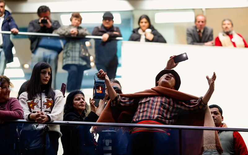04 de Agosto de 2015/SANTIAGO Un actor rinde homenaje durante el velorio en el Centro Cultural Palacio de La Moneda, de la folklorista, Margot Loyola. Fallecida el dia 03 de Agosto. FOTO: PABLO VERA LISPERGUER/AGENCIAUNO