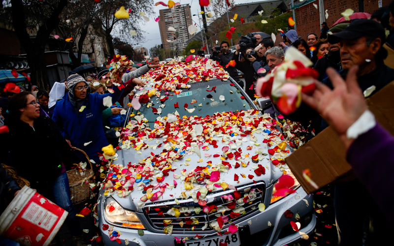 05 de Agosto de 2015/SANTIAGO Trabajadores de la pergola de las flores en Av. La Paz arrojan petalos de flores a la carroza funebre, durante el funeral de la folclorista, Margot Loyola. Fallecida el 03 de Agosto. FOTO: PABLO VERA LISPERGUER/AGENCIAUNO