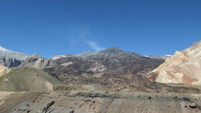 Sernageomín reporta actividad sísmica en peligroso volcán frente a la Región Metropolitana