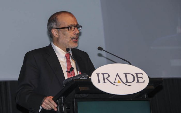 Ministro de Hacienda vuelve a la carga con su versión de “realismo sin renuncia”