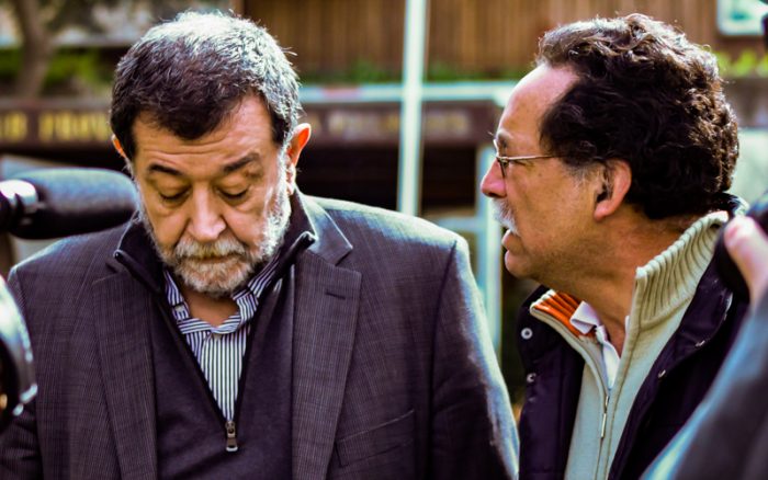 Aleuy asiste a lanzamiento de libro de DD.HH. y es increpado por asistente: «¡Les paga la derecha!»