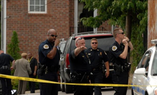 Policía mata a hombre que intentó atacar cine de EE.UU. con un hacha y un rifle