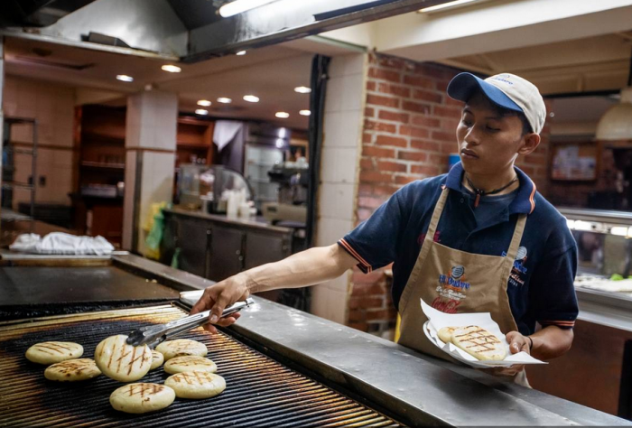 Ante la falta de datos en Venezuela, economistas miden la inflación con arepas