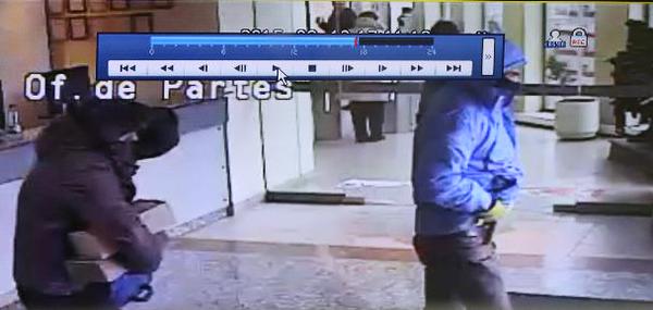 Grupo de encapuchados asaltó edificio de Copesa