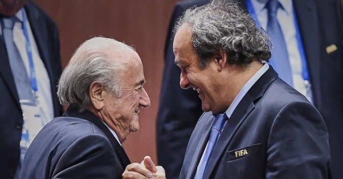 Blatter denuncia que Platini lo amenazó con la cárcel si era candidato a la FIFA