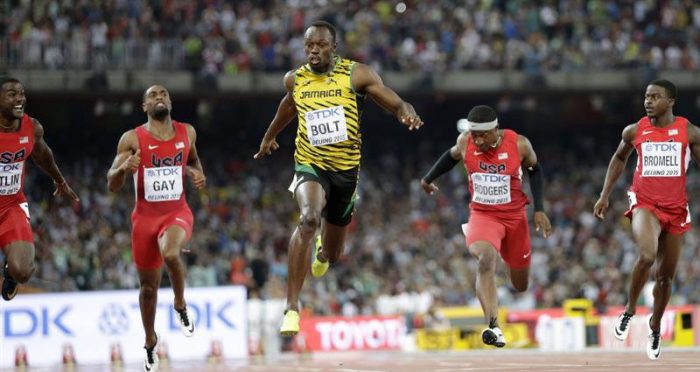 Usain Bolt bate al estadounidense Gatlin y retiene el título de 100 metros planos