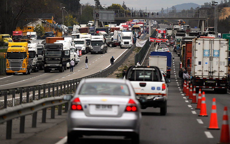 27 de Agosto del 2015/VALPARAÍSO Miembros del gremio de Camioneros de Valparaiso  bloquean  la ruta 68 a la  altura de Lo Vasquez en apoyo a la caravana que viaja desde Temuco hacia Santiago en demanda de mayores medidas de seguridad  FOTO: PABLO OVALLE ISASMENDI / AGENCIAUNO