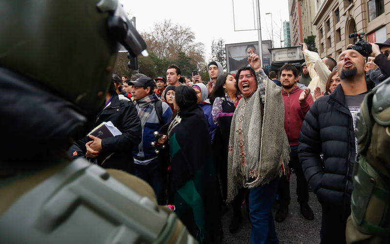 27 de Agosto de 2015 / SANTIAGO Un  mapuche  protesta en contra de los representantes de los camioneros que llegaron a las afueras del Palacio de la Moneda. FOTO:FRANCISCO FLORES SEGUEL/AGENCIAUNO