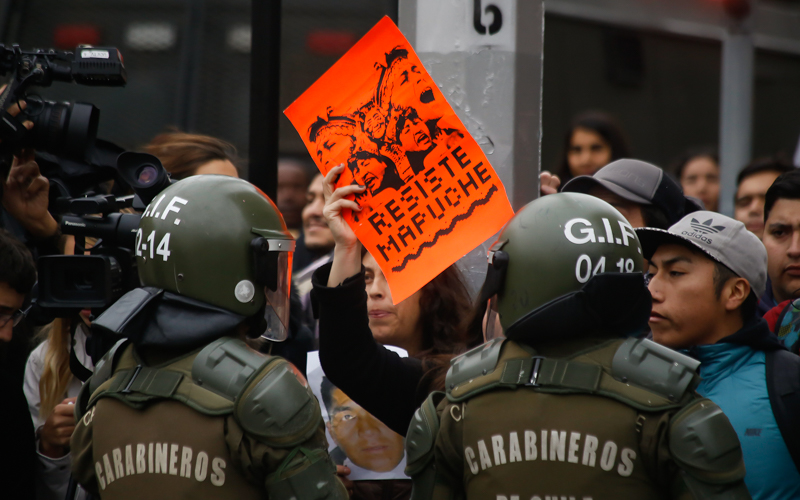 27 de Agosto de 2015 / SANTIAGO Representantes de los camioneros representados por  la familia Luchsinger-Mackay se trenzaron en golpes y gritos con partidarios mapuches que protestaban a las afueras del Palacio de la Moneda. FOTO:FRANCISCO FLORES SEGUEL/AGENCIAUNO
