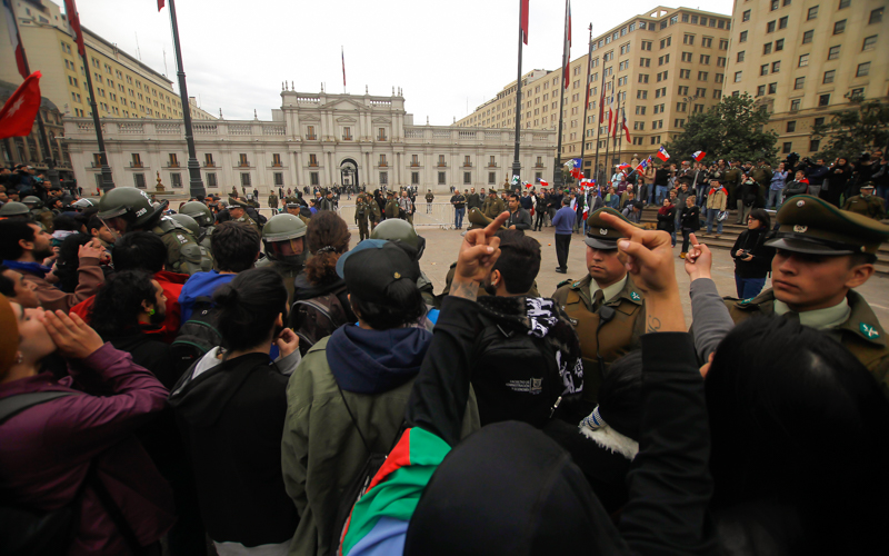 27 de Agosto de 2015 / SANTIAGO Incidentes se realizaron frente al palacio de La Moneda en contra de los representantes de los camioneros que llegaron a las afueras de dicho lugar. FOTO:CRISTOBAL ESCOBAR/AGENCIAUNO