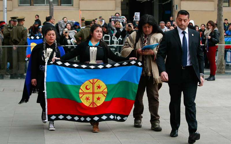 27 de Agosto 2015/SANTIAGO Mapuches entregan carta en el Palacio La Moneda exigiendo soluciones al conflicto que mantienen en la zona sur del país. FOTO: JORGE FUICA/AGENCIAUNO