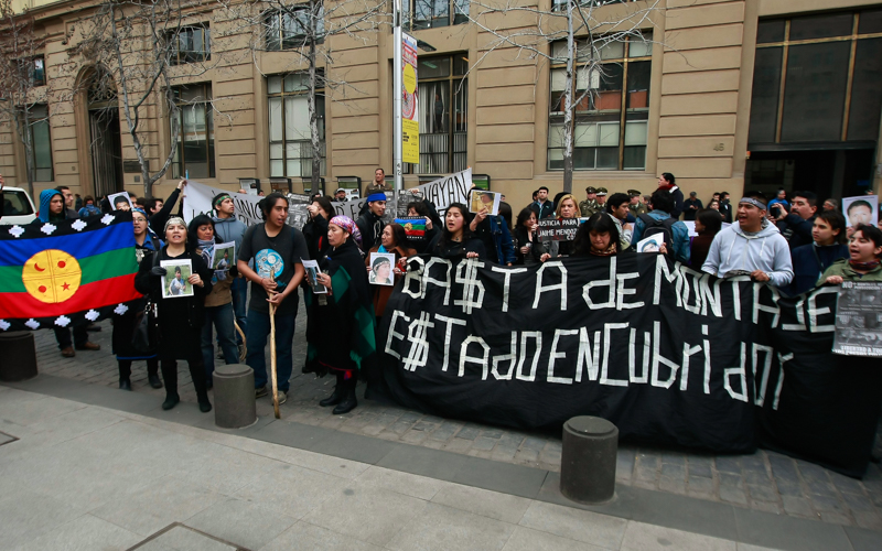 27 de Agosto 2015/SANTIAGO Mapuches entregan carta en el Palacio La Moneda exigiendo soluciones al conflicto que mantienen en la zona sur del país. FOTO: JORGE FUICA/AGENCIAUNO