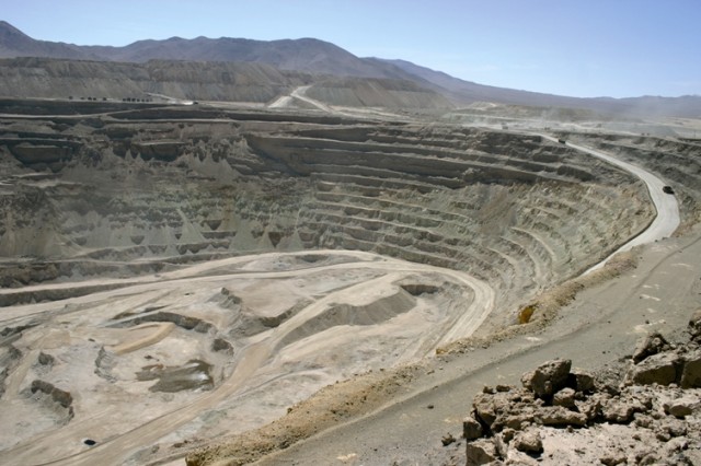 Crisis del cobre ya no es un abstracto: Minera El Abra anuncia despidos y reduce explotación en un 50%