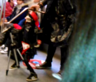 [Video] El divertido «esqueleto metalero» del Metro de Santiago