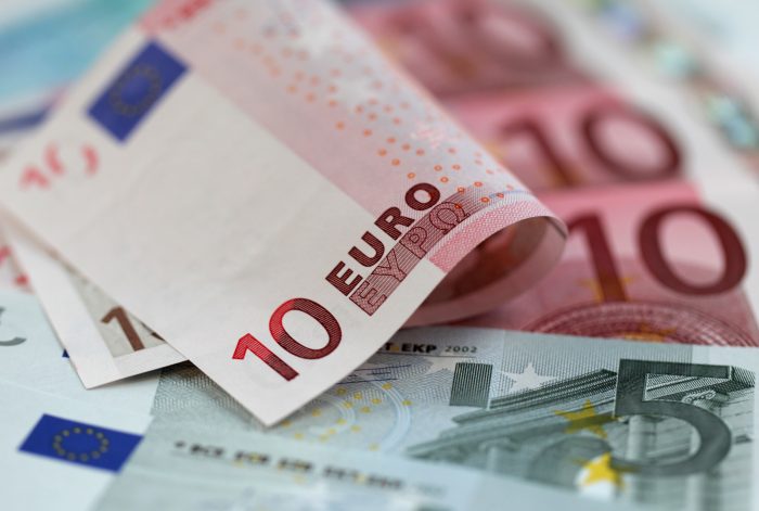 Euro puede debilitarse hasta 10 centavos, según Goldman Sachs