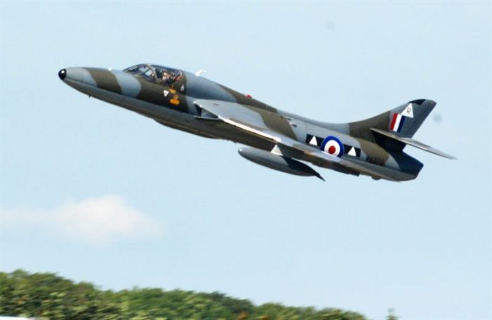 Reino Unido restringe exhibiciones aéreas tras mortal accidente de añoso Hawker Hunter