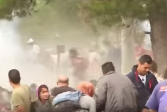 [Video] Policía lanza gas lacrimógeno a inmigrantes en frontera con Grecia