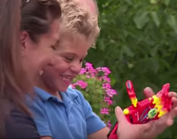 [Video] Niño recibe prótesis impresa en 3D