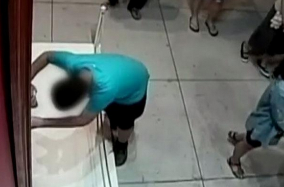 [Video] Este es el momento preciso en que niño se tropieza y daña cuadro de 1,5 millones de dólares