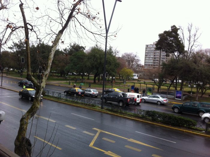 Fuerte viento deja sin luz a sectores del centro de Santiago y Providencia