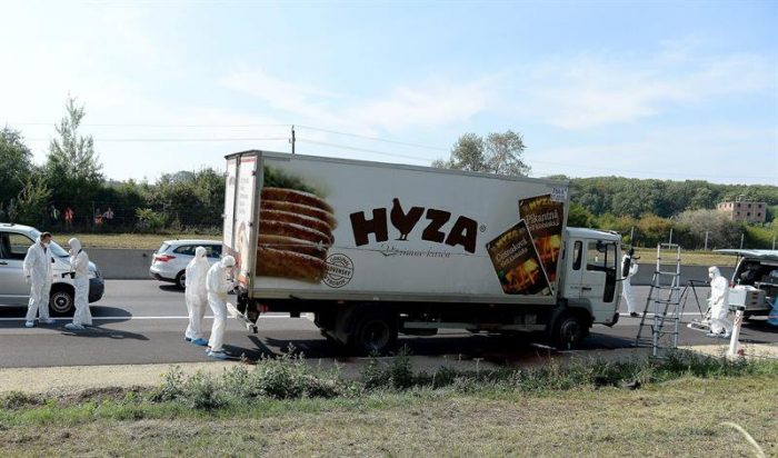 Al menos 50 refugiados mueren en Austria asfixiados dentro de camión frigorífico